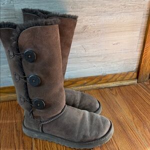 UGG Bailey Button Triplet Boots (Chocolate)